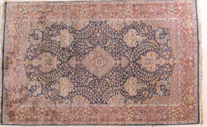 * Tapis Penjati à médaillons fleuris sur...
