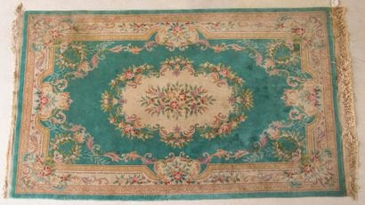 * Tapis Chine à décor d'un médaillon fleuri...