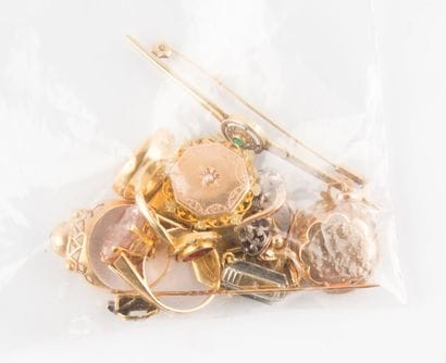 Lot en or comprenant:
- 4bagues ou chevalières,
-...