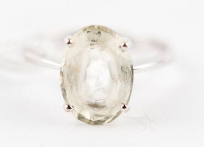 Bague monture en or gris, ornée d'une pierre.
Poinçon...