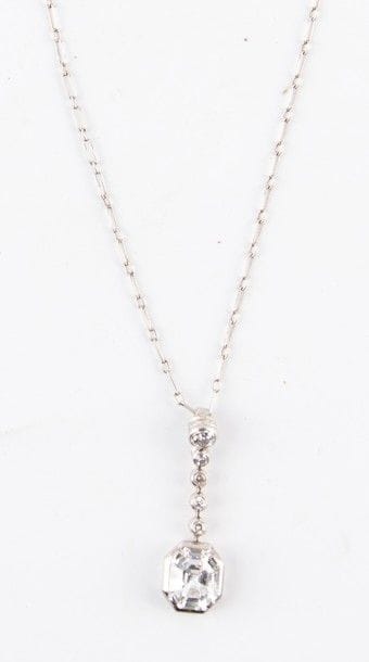 Chaîne en or gris (?), pendentif diamants...