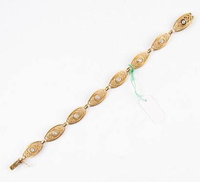 Bracelet ajouré en or et diamants.
Poinçon...