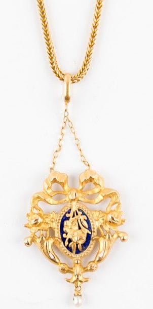 Chaine en or? et pendentif émaillé en or.
Poids...