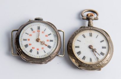 Lot comprenant deux montres en argent.
Poids...