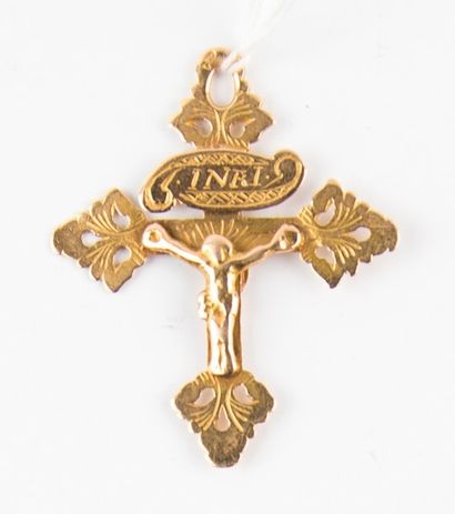 Croix ajourée en or jaune.
Christ au recto,...