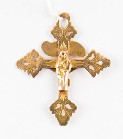 Croix ajourée en or jaune.
Christ au recto,...