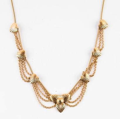 Collier en or à motifs de coeurs et fleur.
Poinçon...