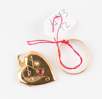 Lot en or: pendentif coeur et alliance.
Poids...