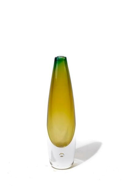KOSTA.

Vase en verre jaune nuancé vert,

signé...
