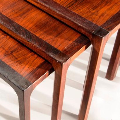 TRAVAIL DANOIS

Suite de trois tables gigogne...