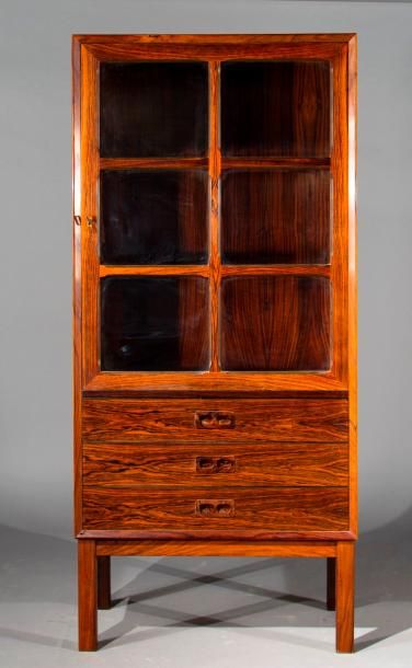 TRAVAIL SCANDINAVE. 

Meuble vitrine , trois...