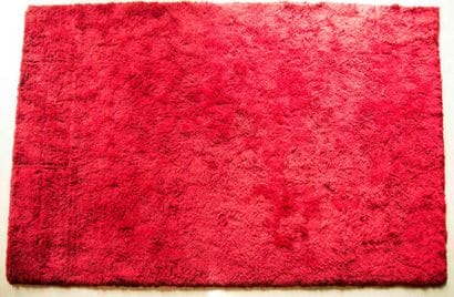 TISCA. Grand tapis fait main en laine rouge,...