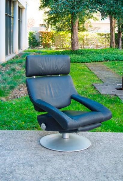 DE SEDE, DS 255. Grand fauteuil en cuir noir,...