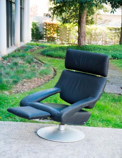 DE SEDE, DS 255. Grand fauteuil en cuir noir,...