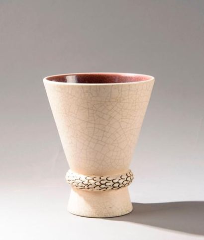 Pol CHAMBOST (1906-1983). Vase en faïence...