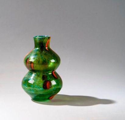 MURANO. Vase bulbe en verre bullé vert tâcheté...