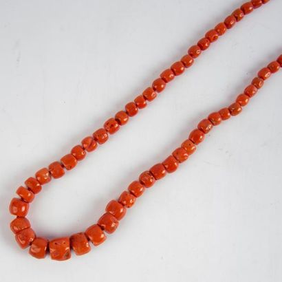 Collier de perles de corail. Le fermoir en...