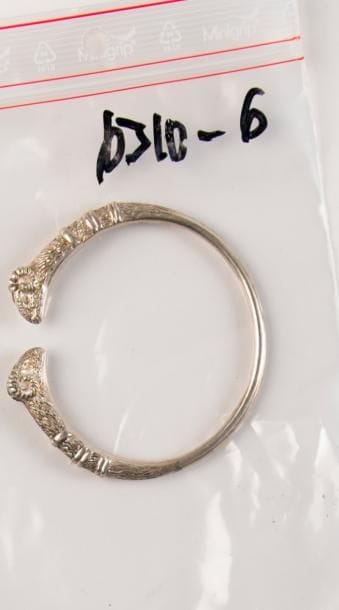 Bracelet en argent. Têtes de béliers.
Poids...