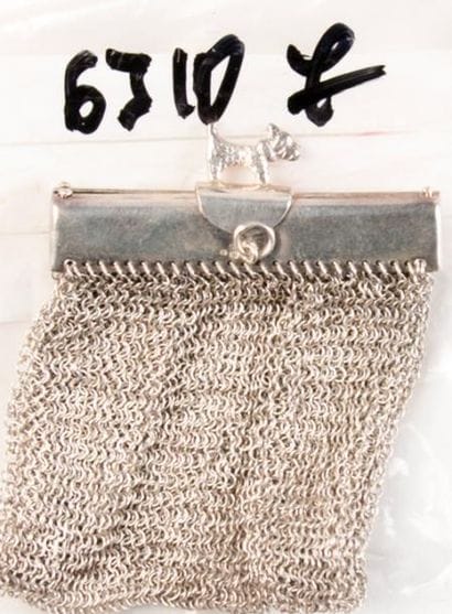 Porte-monnaie en argent, le fermoir chien.
Poids...