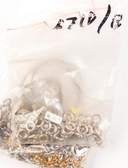 Lot argent.
Poids brut: 109 g.
On y joint...