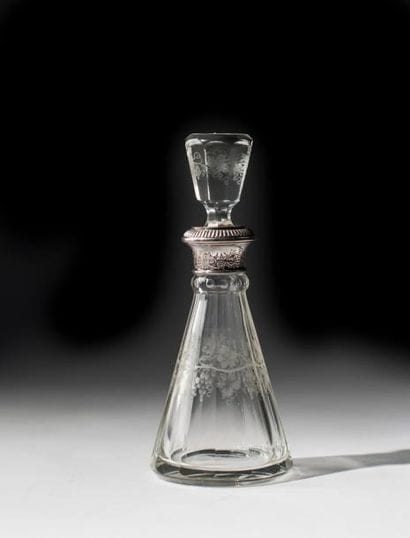 Carafe à liqueur en cristal gravé monté argent....