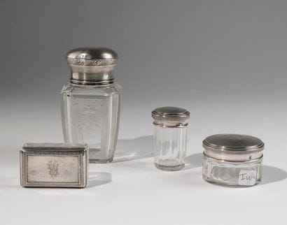 Partie de service de toilette en cristal...