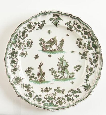 MOUSTIERS
Assiette en faïence à décor en...