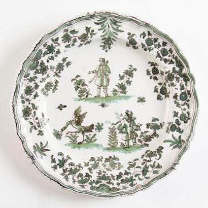 MOUSTIERS
Assiette en faïence à décor en...