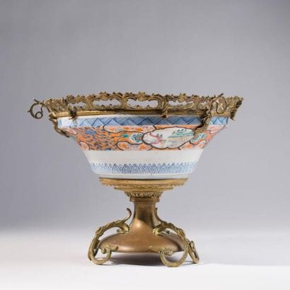 CHINE
Coupe en porcelaine à décor polychrome...