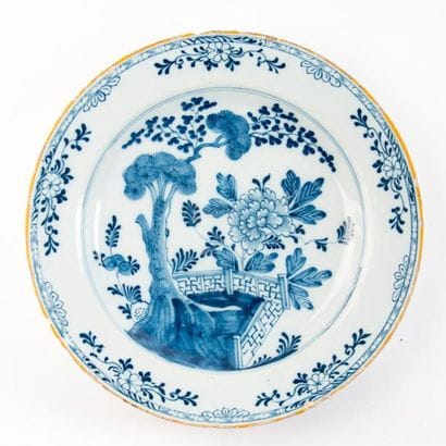 CHINE
Grand plat en porcelaine bleu et blanc...