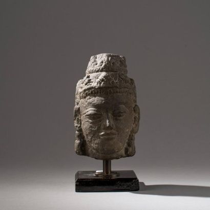 INDE
Tête de divinité en pierre. Sur un socle.
H:...