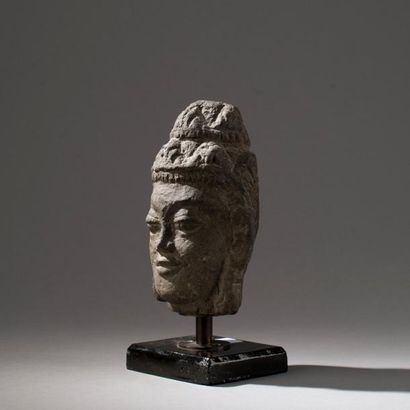 INDE
Tête de divinité en pierre. Sur un socle.
H:...