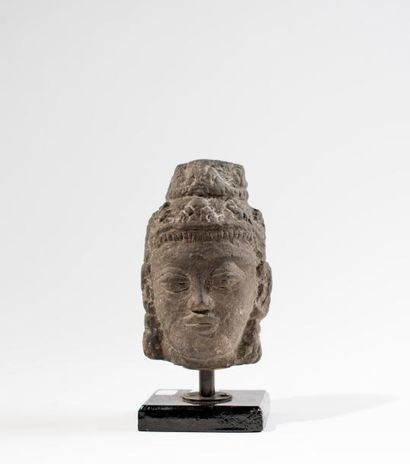 INDE
Tête de divinité en pierre. Sur un socle.
H:...