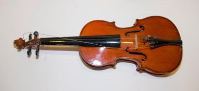 Violon 1/2, étiquette BLESSING. Avec un archet....