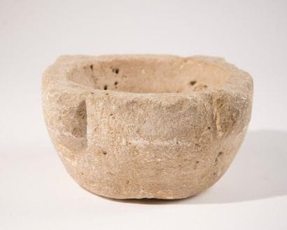 Mortier en pierre.
H: 11,5, l: 25 cm.