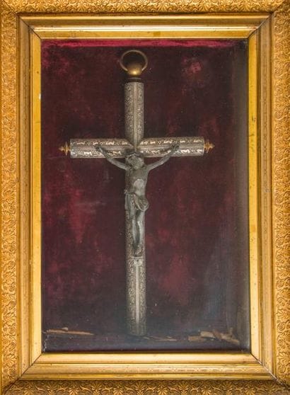 Crucifix en métal argenté dans un emboitage...