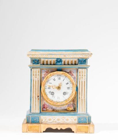 Pendule borne en porcelaine polychrome et...