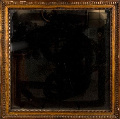 Miroir en bois mouluré et doré à décor de...
