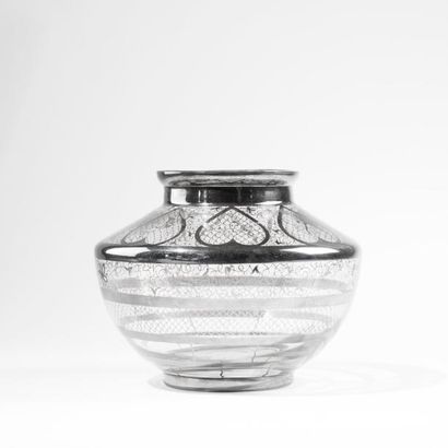 SAINT GRAAL. Vase en verre à décor de coeurs...