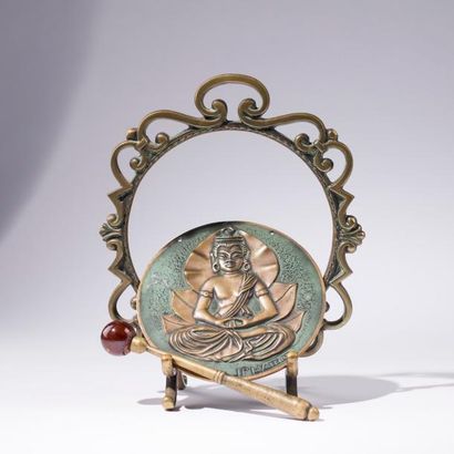 LE VERRIER
Gong en bronze patiné à décor...