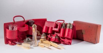 Grand coffret de voyage contenant une partie...