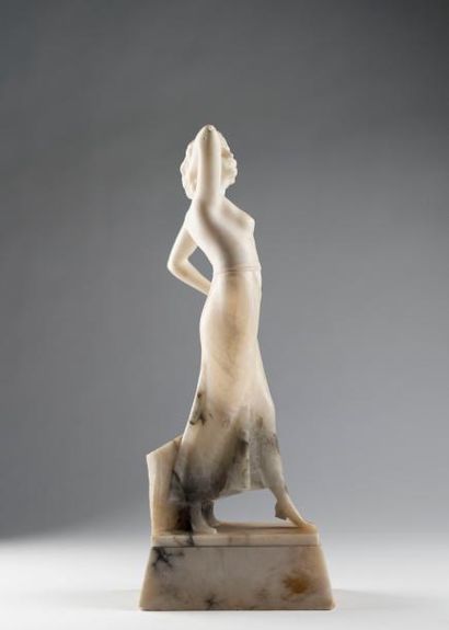Danseuse. Sujet en albâtre sculpté. Vers...