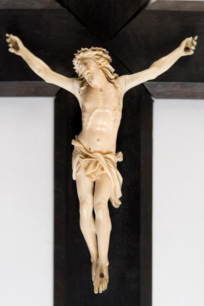 Christ en ivoire sculpté. Travail Dieppois,...