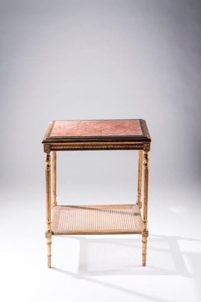 Table en bois laqué et doré à deux plateaux....
