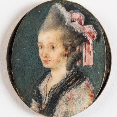 Lot de trois miniatures: portraits de femmes:...