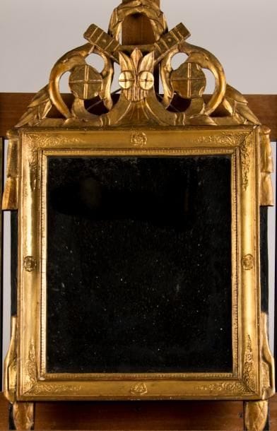 Miroir en bois redoré et relaqué à décor...