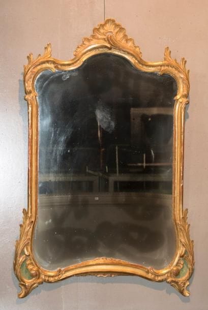 Miroir en bois sculpté et doré à décor de...