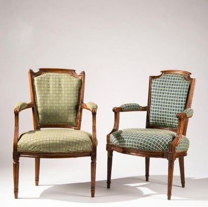 Deux fauteuils à dossier écusson en cabriolet...