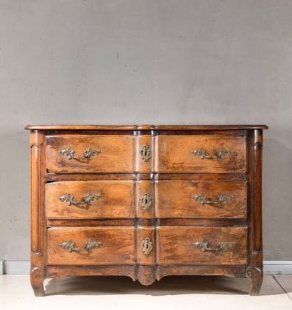 Commode en bois naturel à façade arbalète,...