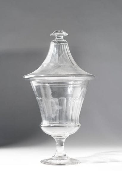 Vase couvert en verre taillé en forme de...